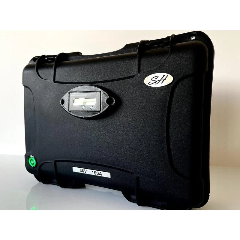 Batterie 37,8V150A Avec Sortie Régulée. 1 Batterie 37,8V150A Avec Sortie Régulée.